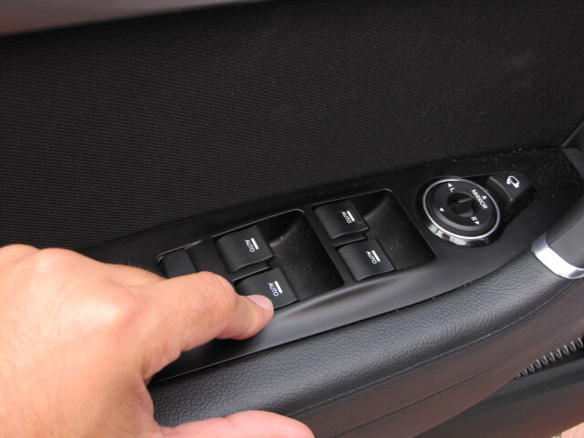 Všetky okná majú automatický dojazd. Je vidieť, že Hyundai sa rýchlo učí európskym zvyklostiam.