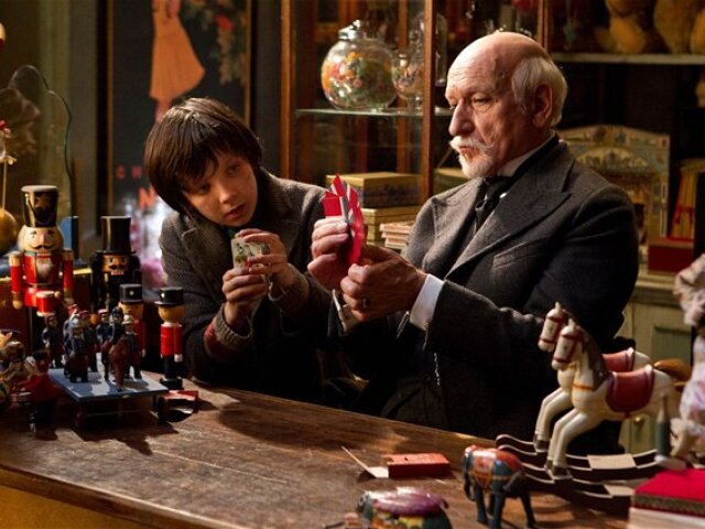 Asa Butterfield ako Hugo Cabret a Ben Kingsley ako Georges Mélies v novom filme Martina Scorseseho Hugo.