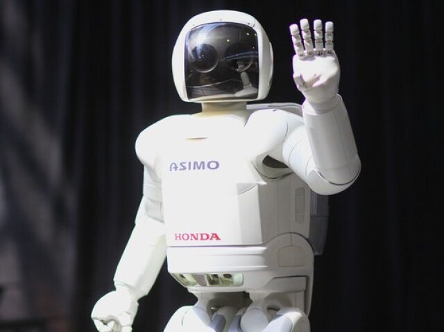 Asimo dokáže rozlišovať ľudské hlasy a upraviť dráhu pohybu tak, aby neskrížil cestu človeku.