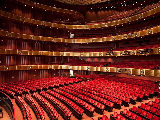 New York City Opera sa najprv rozlúčila s honosnou sálou v Lincolnovom centre, následne zrušila štyri plánované premiéry. Na platy si však jej zamestnanci siahnuť už nedajú - hrozia štrajkom a na bojkot vyzývajú aj širokú verejnosť.