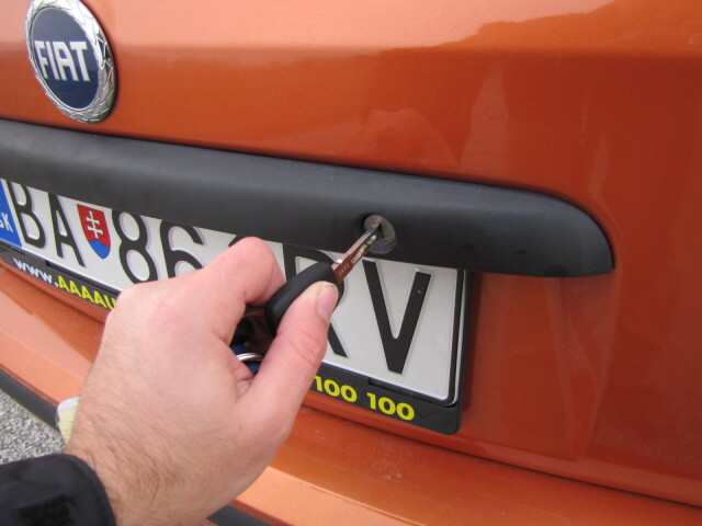V základnej verzii sa doň dostanete len pomocou kľúča. Každé otvorenie piatych dverí tak znamená vypnutie motora.