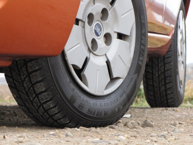 Testované auto malo obuté úplne nové pneumatiky Barum Polaris 2 s rozmermi 155/80 R 13. Na rozbité cesty sú ako stvorené.