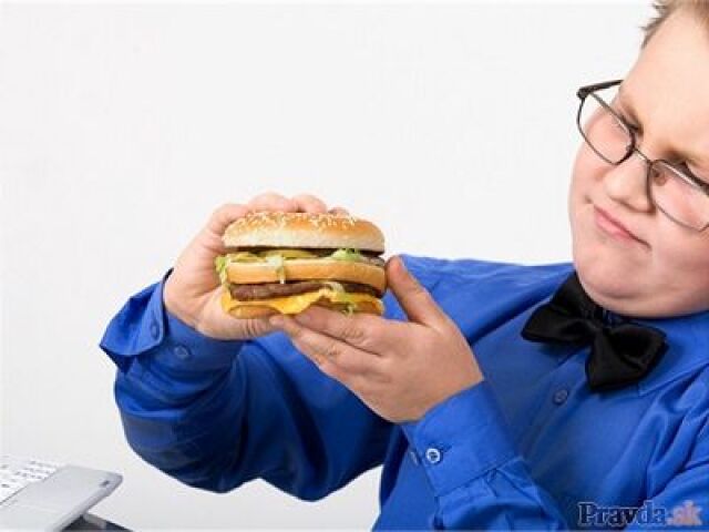 hamburger, chlapec, jedlo, strava, obezita, výživa