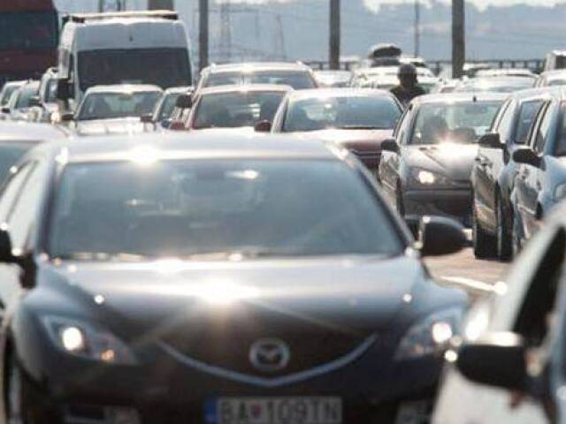 Pri súvislých prúdoch vozidiel je často pravý pruh rýchlejší ako ľavý. V takom prípade nejde o predchádzanie sprava.