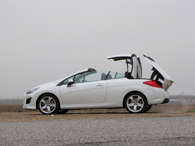 Zložitý mechanizmus strechy v testovanom aute počas jazdy nevŕzgal. V čase testu mal Peugeot najazdených 13 430 km.