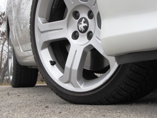Testovaný Peugeot mal obuté zimné pneumatiky Dunlop SP Wintersport 4D 225/40 R 18.