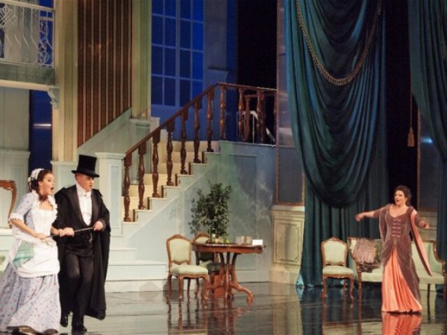 Andrea Vizvári ako Adele, Jakub Pustina ako Eisenstein, Adriana Kohútková ako Rosalinde v operete Netopier.