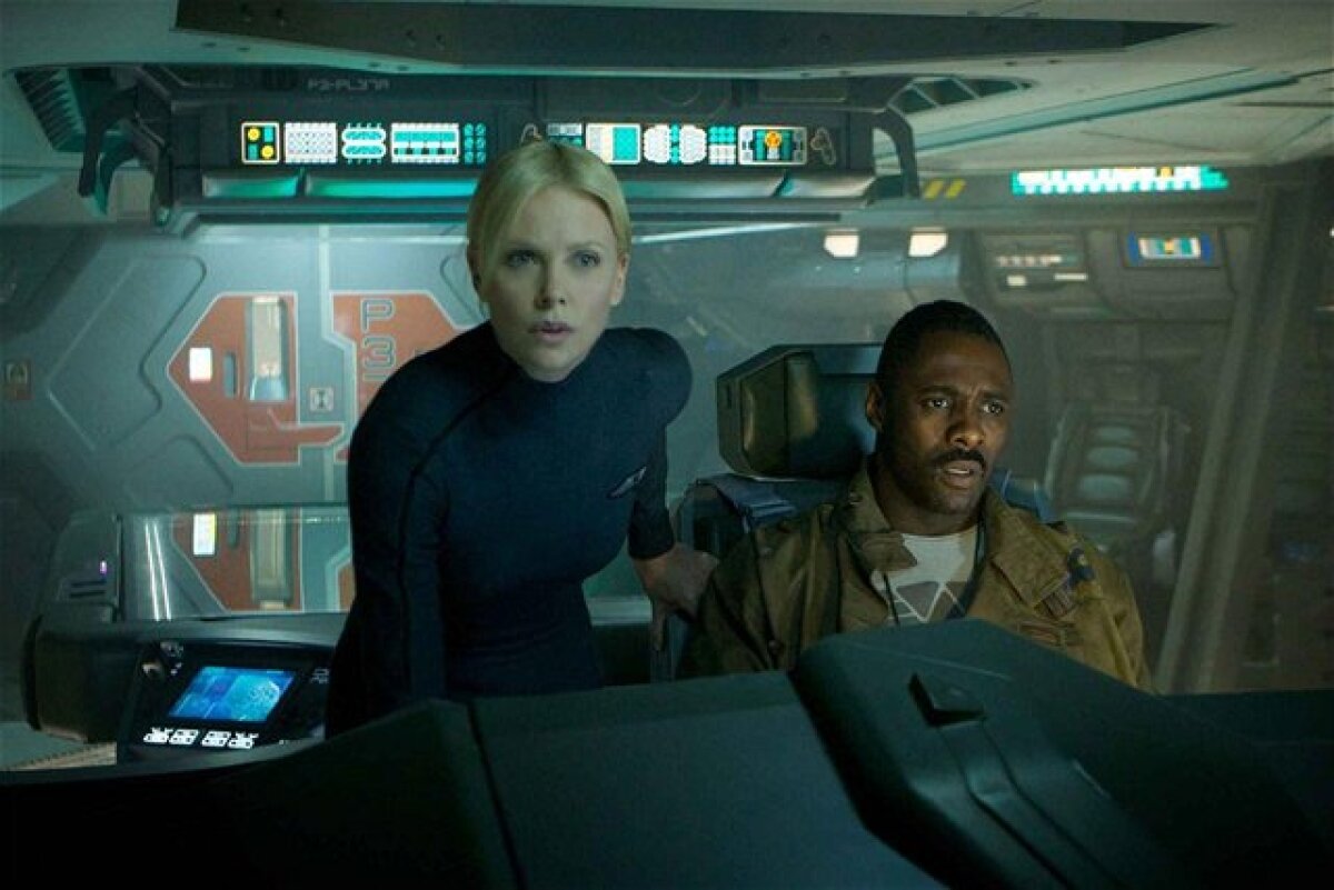 Charlize Theron a Idris Elba v snímke Prometheus.