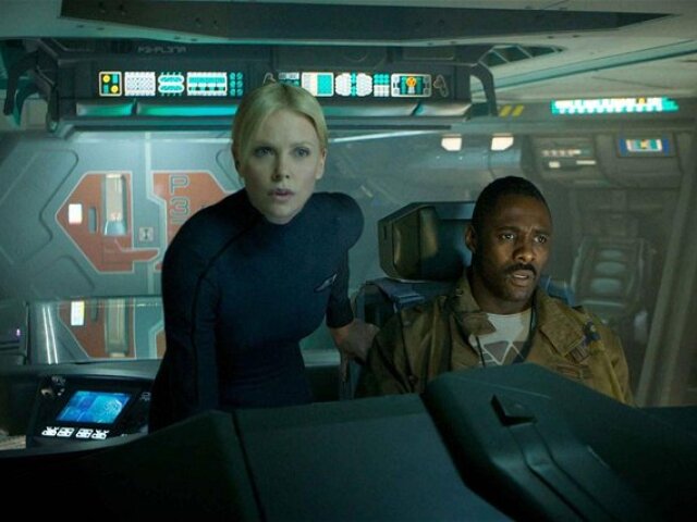 Charlize Theron a Idris Elba v snímke Prometheus.