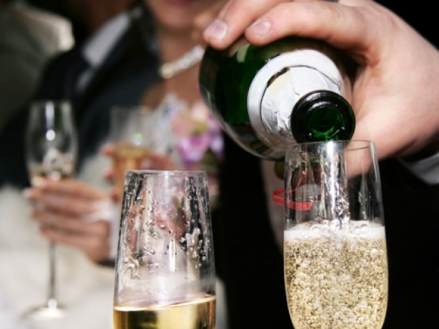 Lekári odporúčajú vítať nový rok len s jedným či dvoma pohármi alkoholu