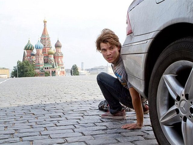 Hrdina filmu Čierna hodina iste neprišiel do Moskvy až z USA preto, aby ho tu premenili na prach mimozemšťania.