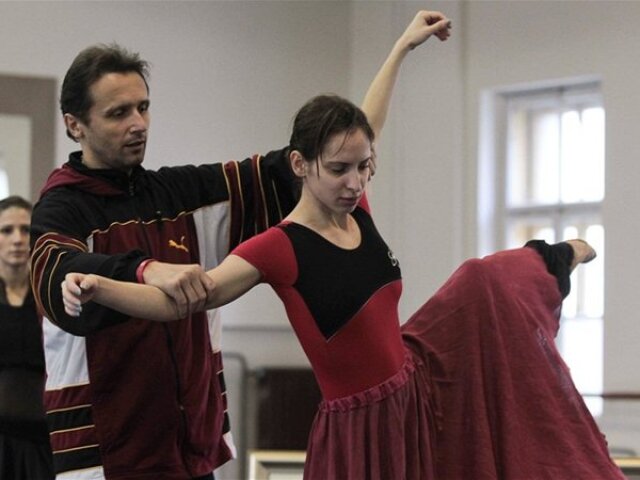 Mário Radačovský na skúške svojej choreografie Monos, ktorá je súčasťou premiérovej inscenácie 3balet Baletu Bratislava.