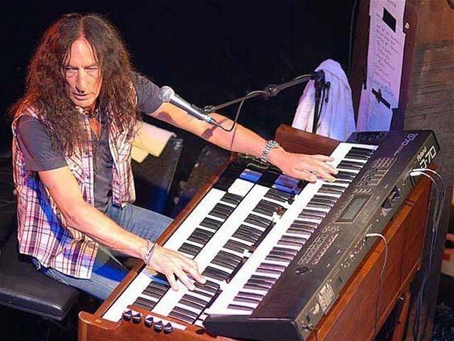 Ken Hensley zaspieva hity Uriah Heep v akustickej podobe.
