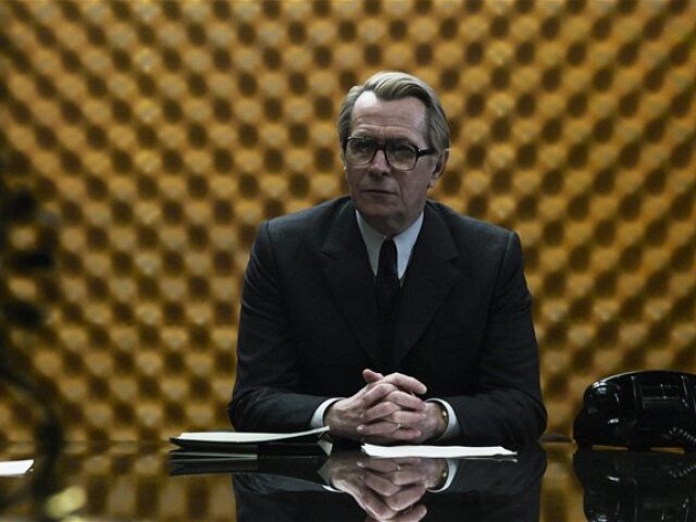 Gary Oldman je za svoje stvárnenie agenta Smileyho vo filme Jeden musí z kola von nominovaný na Oscara. Po prvý raz vo svojej kariére.