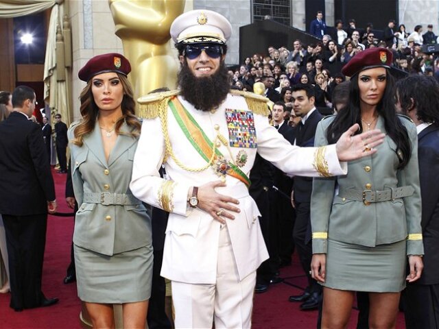 Oscar 2012 - ceremoniál - Sacha Baron Cohen a Soňa Skoncová