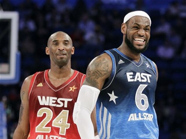 Kobe Bryant (vľavo) a LeBron James