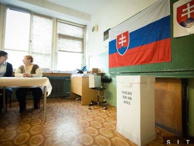 voľby 2012, volebná miestnosť, hlasovanie