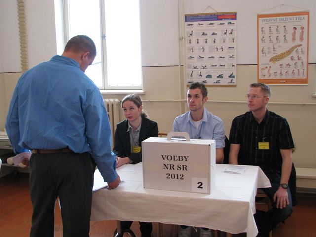 voľby 2012, urna, hlasovanie, odsúdení