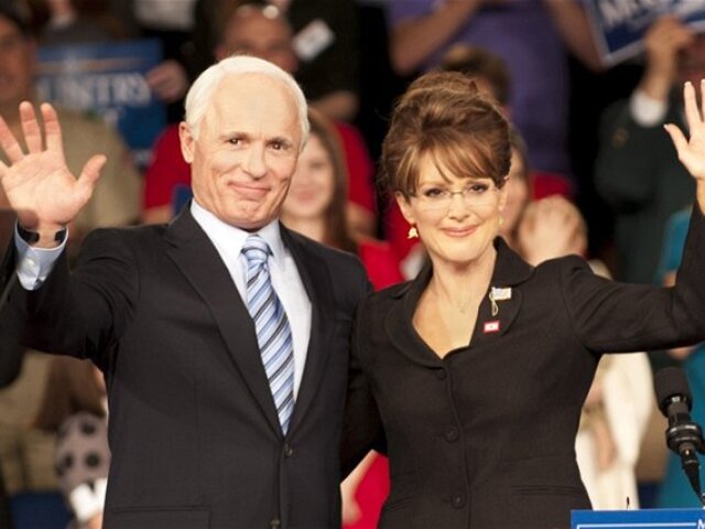 Julianne Moorová hrá vo filme Game Change postavu Sarah Palinovej a Ed Harris stvárňuje Johna McCaina.