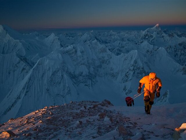 Záber z amerického filmu Zima, ktorý zachytáva náročný zimný výstup lezcov na vrch Gašerbrum II v pohorí Karakoram.