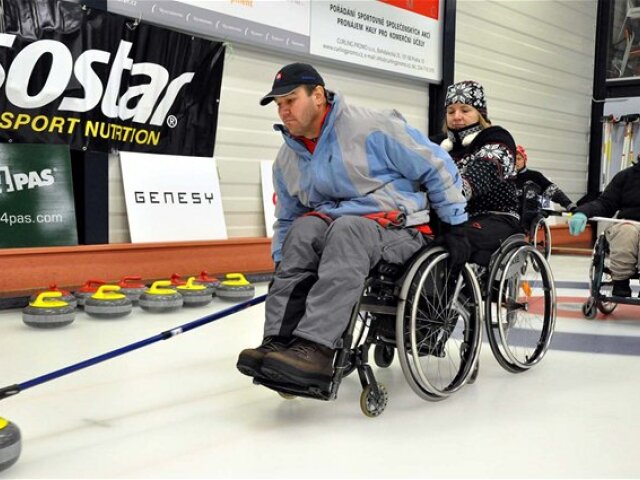 Dušan Pitoňák v akcii pri curlingu.