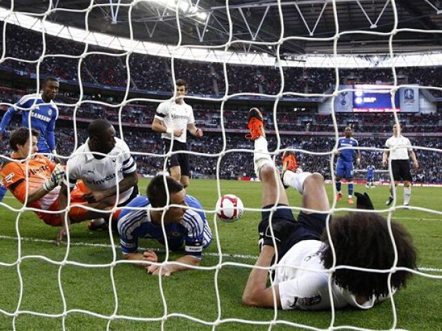 Gól, ktorý nebol. Hráči Chelsea a Tottenhamu po strele Matu v semifinále FA Cupu. Rozhodca uznal gól, hoci zo záznamu vyplynulo, že lopta nebola v bránke. 