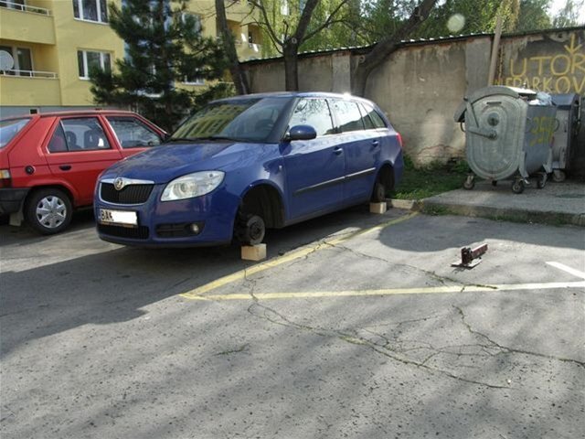 Krupina, auto, zlodeji, kolesá, parkovanie