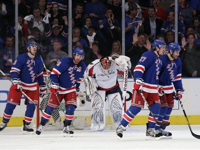 Radosť z gólu v podaní hráčov NY Rangers.