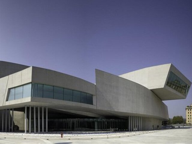 Rímske Maxxi múzeum navrhla uznávaná architektka Zaha Hadid. V domovskej Británii za to v roku 2010 získala aj prestížne ocenenie Stirling Prize.
