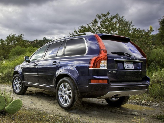 Volvo XC90 modelového roku 2013 spoznáte podľa lakovaných lemov blatníkov.