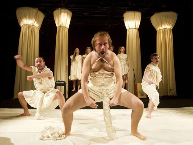Takto tu Aristofanova Lysistrata ešte celkom iste nebola. V popredí Daniel Fischer.