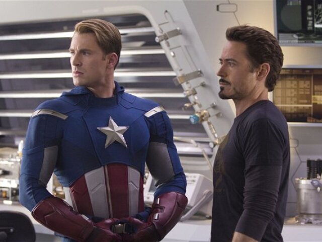 Chris Evans (vľavo) ako Steve Rogers alias Kapitán Amerika a Robert Downey jr. stvárňuje Tonyho Starka/Iron Mana.