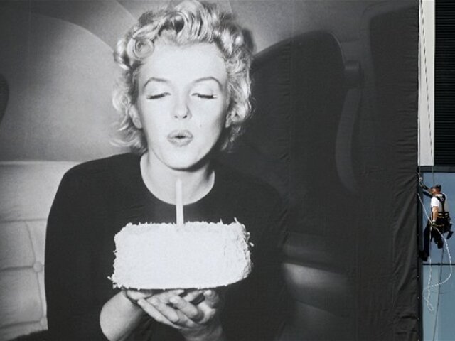 Obrovský plagát Marilyn Monroe zdobí festivalový palác v Cannes.