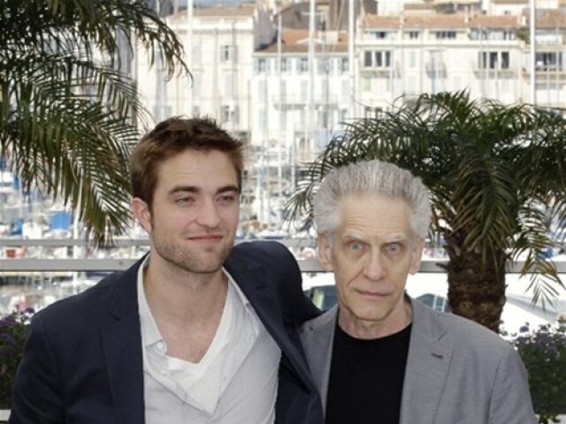 Režisér David Cronenberg (vpravo) a herec Robert Pattinson predstavili v Cannes súťažný film Cosmopolis.