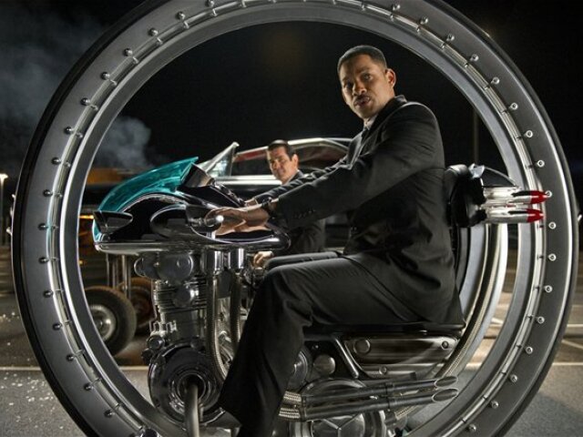 Will Smith alias agent J cestuje do minulosti, aby zachránil svet aj svojho parťáka agenta K (na snímke Josh Brolin ako jeho mladšia verzia).
