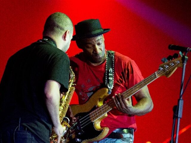 Americký basgitarista Marcus Miller s iba 22-ročným saxofonistom Alexom Hanom.