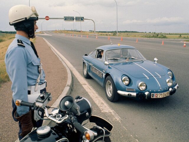 Alpine A 110 Berlinette svojho času používala aj francúzska diaľničná polícia.