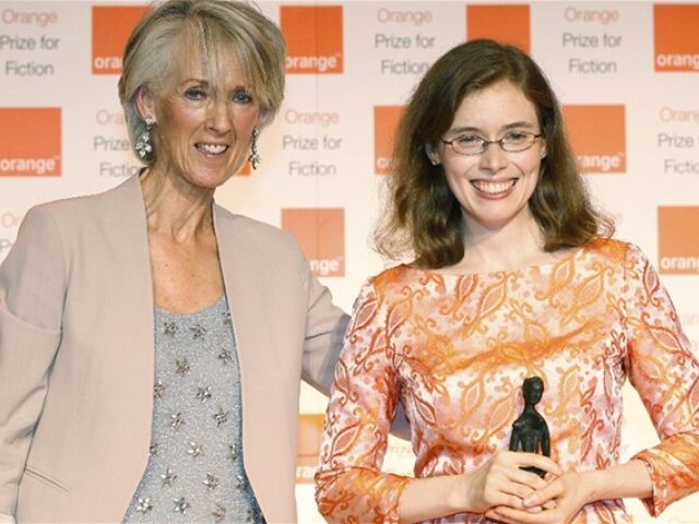 Predsedníčka poroty Orange Prize for Fiction Joanna Trollopová (vľavo) s autorkou víťaznej knihy Madeline Millerovou.