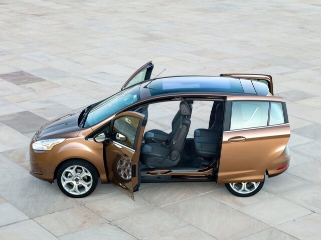 Ford B-Max je síce postavený na podvozku malej Fiesty, ale systémom otvárania dverí zahanbí aj veľké MPV.