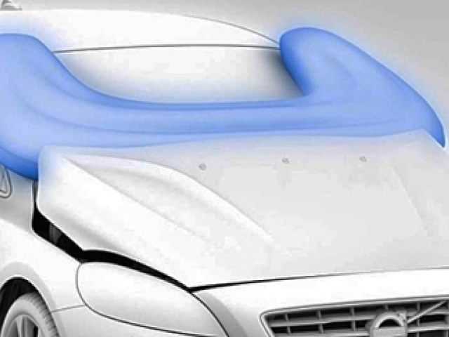 Airbag sa vysunie v štrbine medzi aktívnou kapotou a čelným oknom.