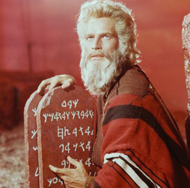 38-nova 4x V roku 1956 stvárnil Mojžiša v snímke Cecila B. DeMilla Desatoro prikázaní Charlton Heston.
