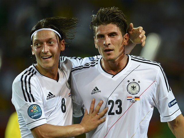 Mario Gómez, Mesut Özil