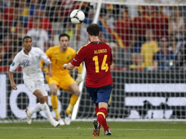 Xabi Alonso strieľa úvodný gól zápasu Španielsko - Francúzsko.