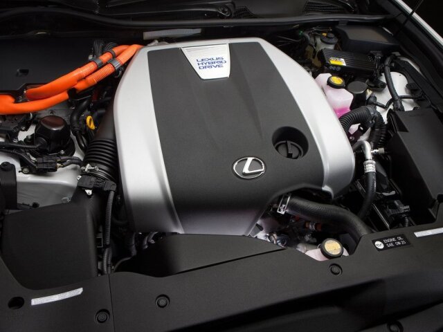 Hybridnú verziu poháňa benzínový 6-valec 3.5 D-4S a elektromotor.
