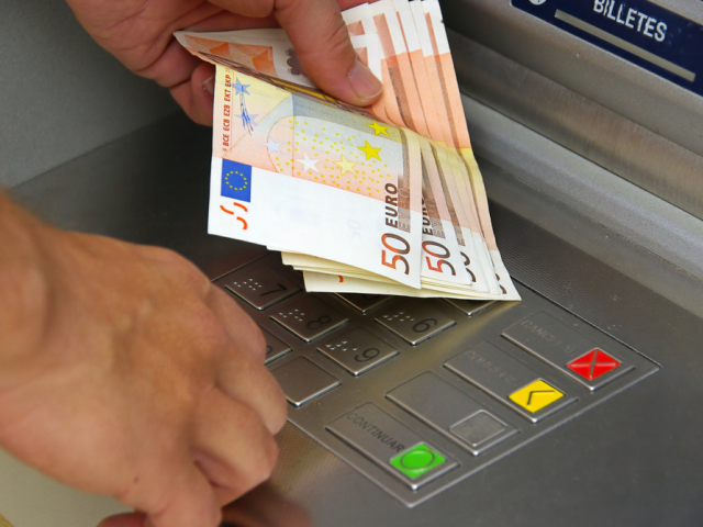bankomat, výber, peniaze, euro, PIN