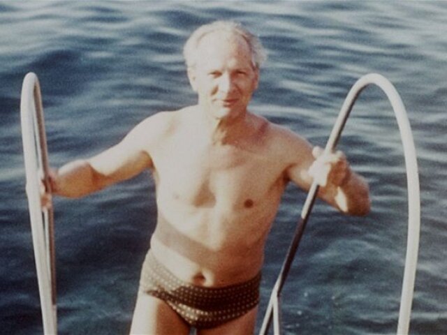 Bývalý šéf východonemeckých komunistov Erich Honecker bol posadnutý zdravou životosprávou. Archívna snímka ho zachytáva na plavárni, ale jeho niekdajší osobný strážca prezrádza, že sa radšej kúpal na nudistickej pláži.