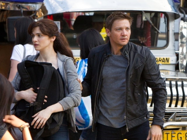 bourne Rachel Weisz a Jeremy Renner majú v snímke Bourneov odkaz neustále niekoho v pätách.