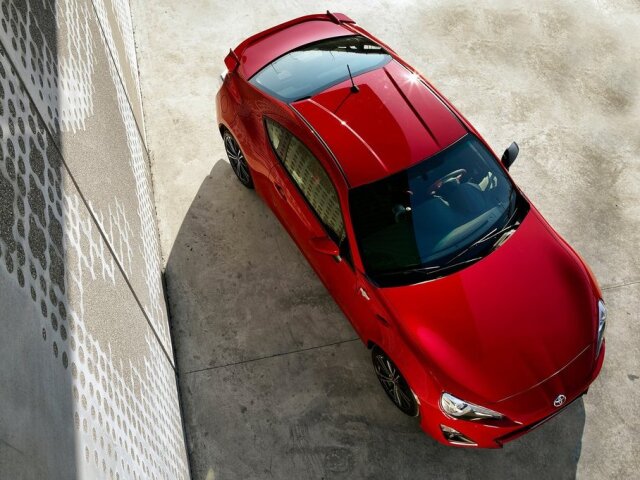 K ideálnemu rozloženiu hmotnosti Toyoty GT86 prispieva aj plochý motor s protiľahlými piestami.