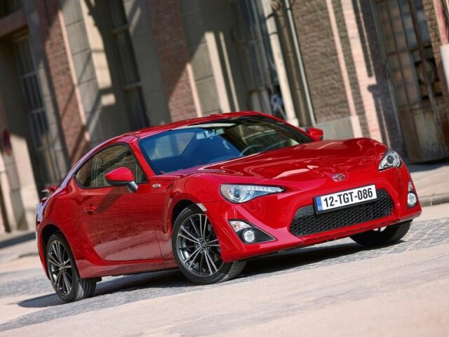 Vďaka pneumatikám s rozmermi 215/45 R 15 je s Toyotou zábava.