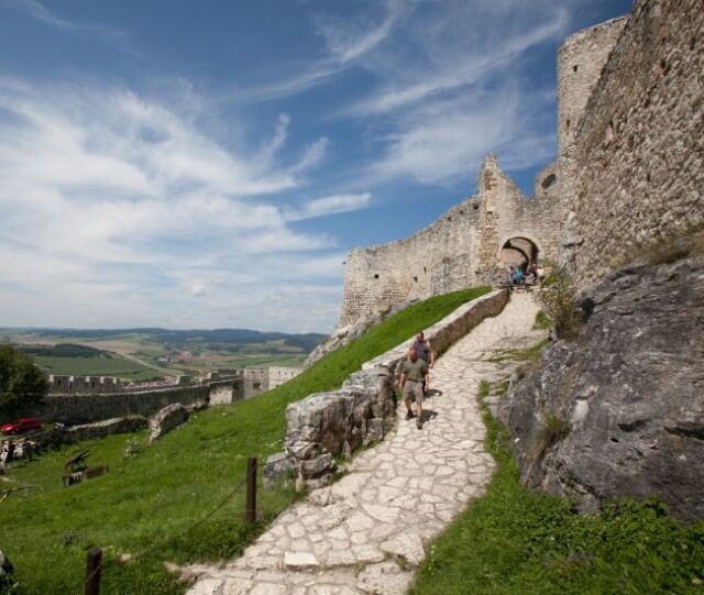 Spissky hrad,turistika,turisti,dovolenka,leto
